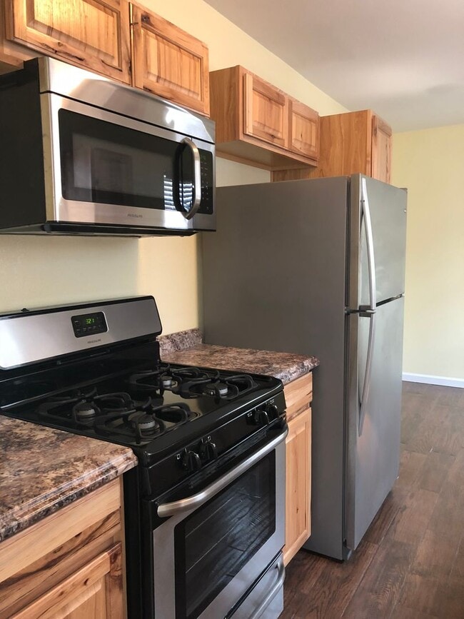 Building Photo - Charming 1 Bedroom Home With Yard