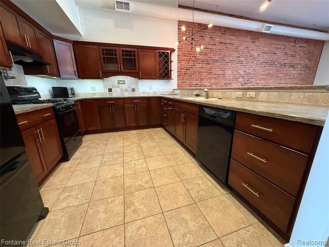 Photo - 107 W Grand River Ave