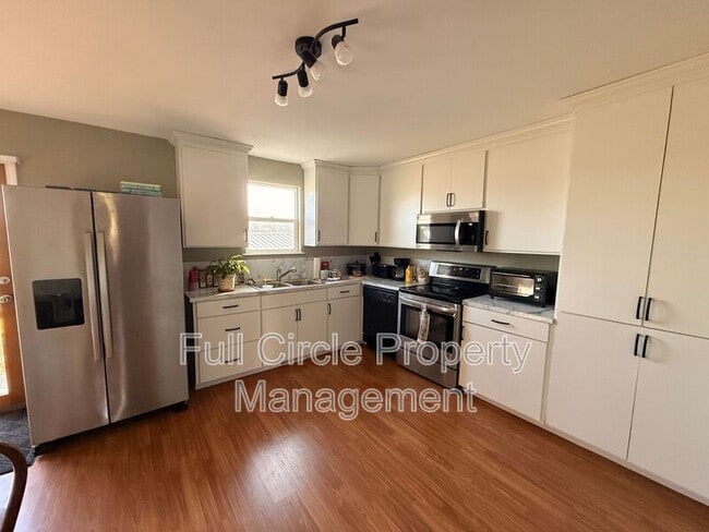 Building Photo - 115 Oak St