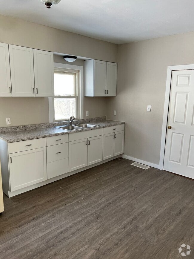 Building Photo - 4 Bedroom Updated house!!