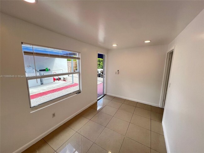 Photo - 548 NW 30th St Unidad 2