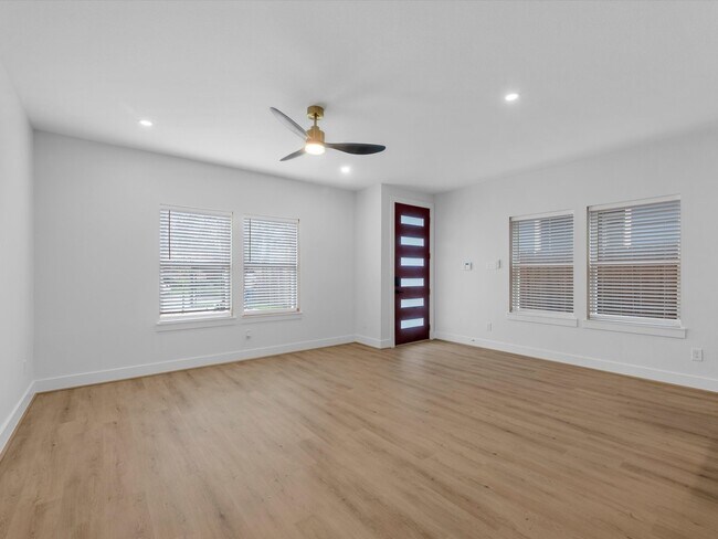 Photo - 900 Lucky St