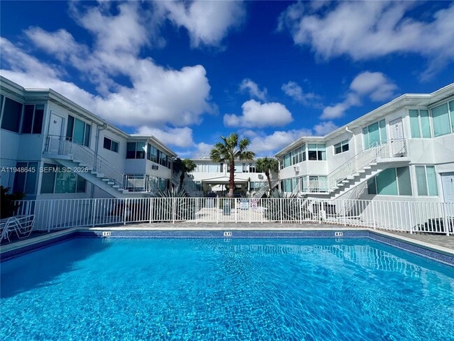 Building Photo - 1840 S Treasure Dr Unit 15