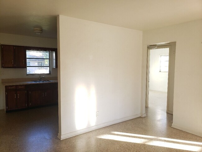 Photo - WR-2 Bliss Duplex Unidad B Right Side