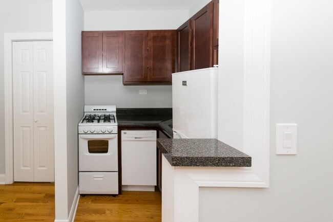 Photo - 823 W Wolfram St Unit 704