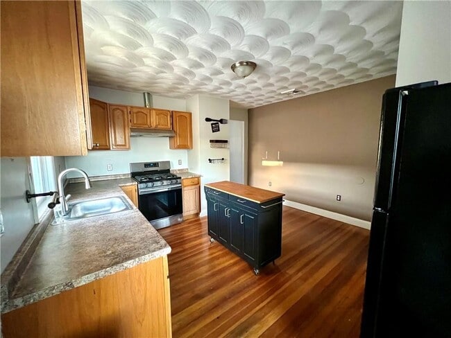 Photo - 360 Weeden St Unit 3