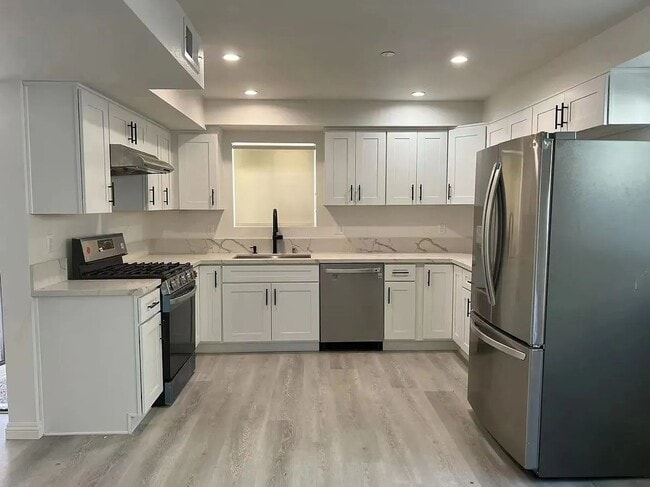 1258 W 37th Dr Unidad 1260 1/2 W 37th Dr