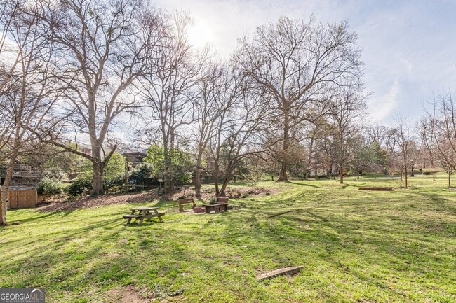 656 Park Village Dr NE