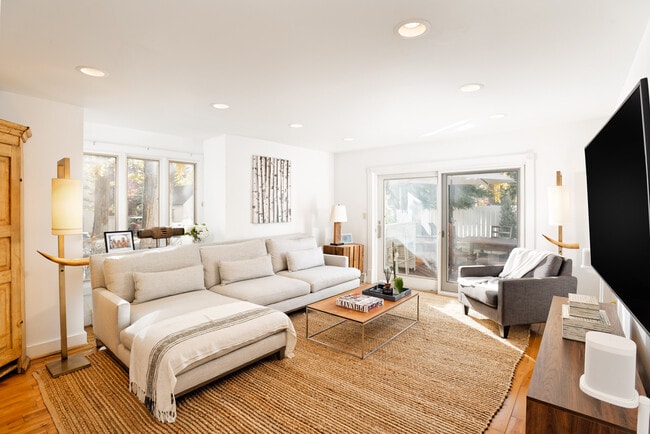 Photo - 401 W Bleeker St