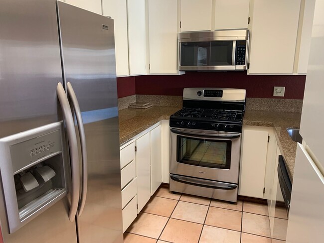 Building Photo - Updated 1 Bedroom 1 Bath Condo with Laundry and Garage