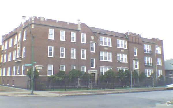 Building Photo - 3000-3008 N Whipple St