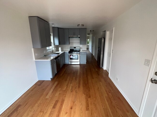 Building Photo - 2833 Auxplaines Ave Unit e 3