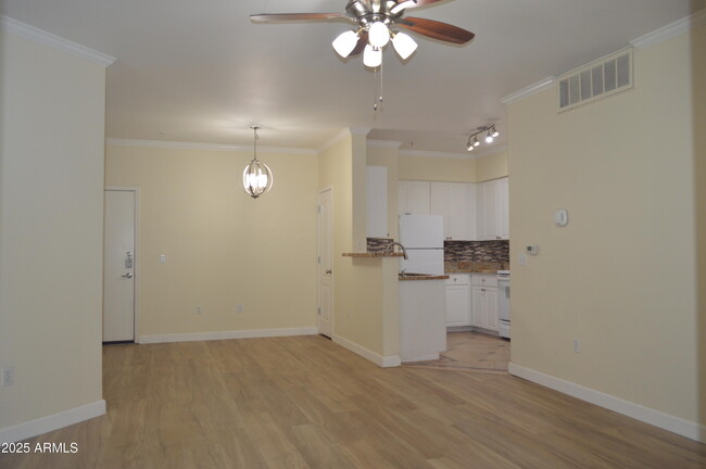 Photo - 1701 E Colter St Apartamento Unidad 118