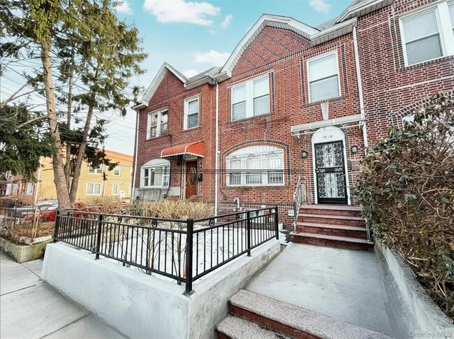 Building Photo - 40-18 50th Ave Unit Apt 2