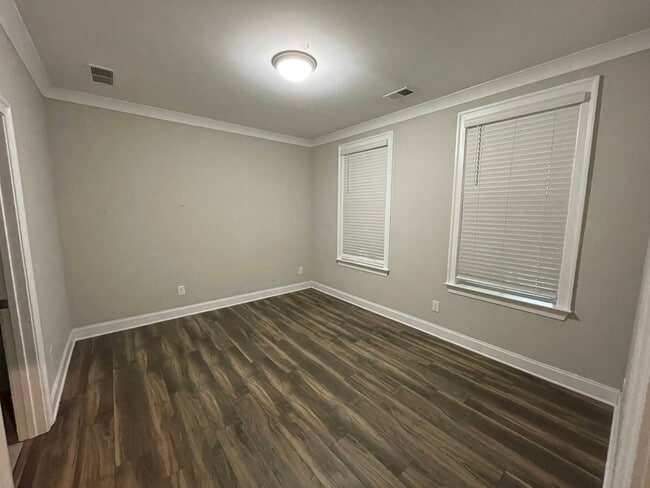Habitación de la planta baja - 707 Brennan Dr