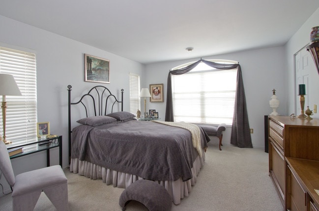 Master Bdr - 500 Edwards Blvd Unit 33