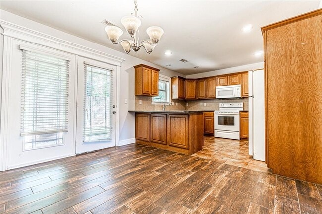 Photo - 802 Baker St NW