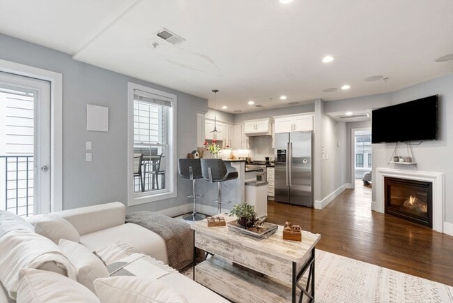 Building Photo - 12 Mohawk St Unit 9