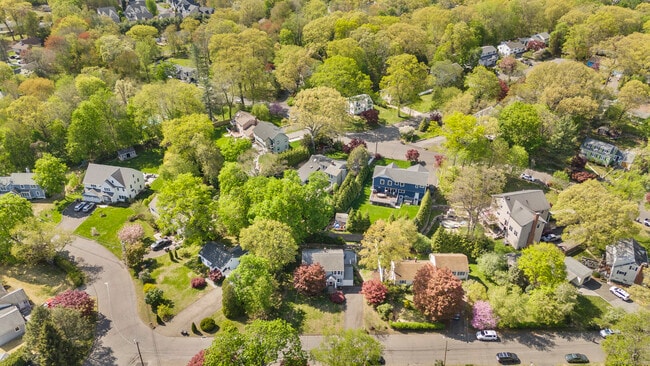 Photo - 14 Meadowpark Ave N House