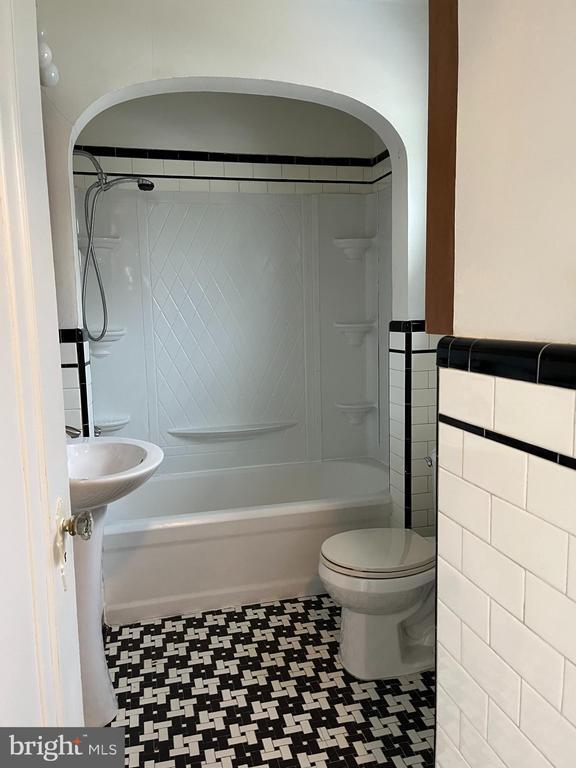 Photo - 3 N State St Unidad B