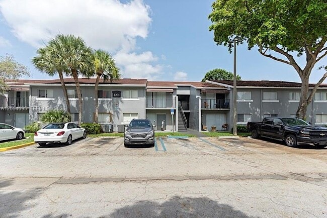Building Photo - 1201 Lake Victoria Dr Unit V