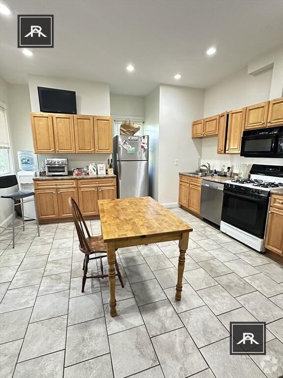 Building Photo - 6 bedroom in Brighton MA 02135 Unit 1 Rental