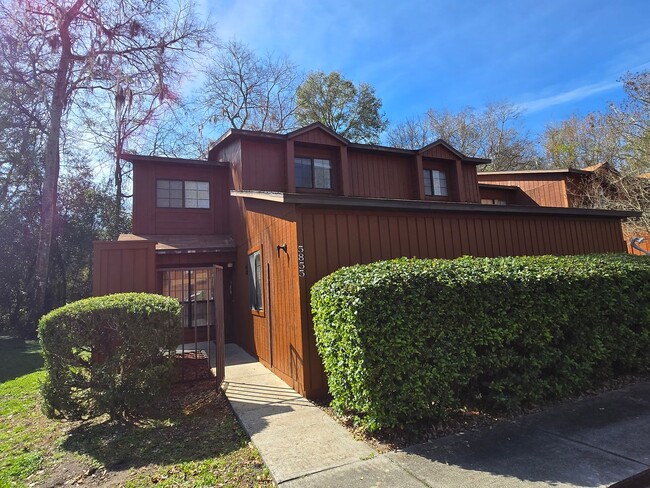 Building Photo - Rockwood Villas – Charming 2/2 Townhome Close to Everything!