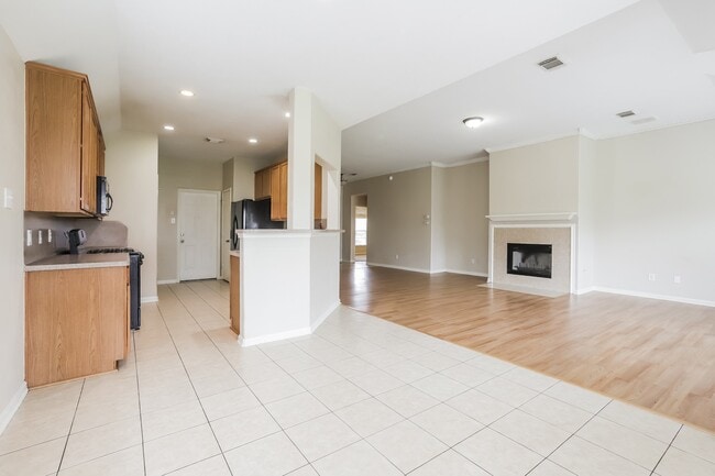 Photo - 2011 Pinecreek Pass Ln