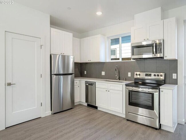 Building Photo - Beautiful 1 bedroom 1 bath with washer dryer! Ready for you to call home!