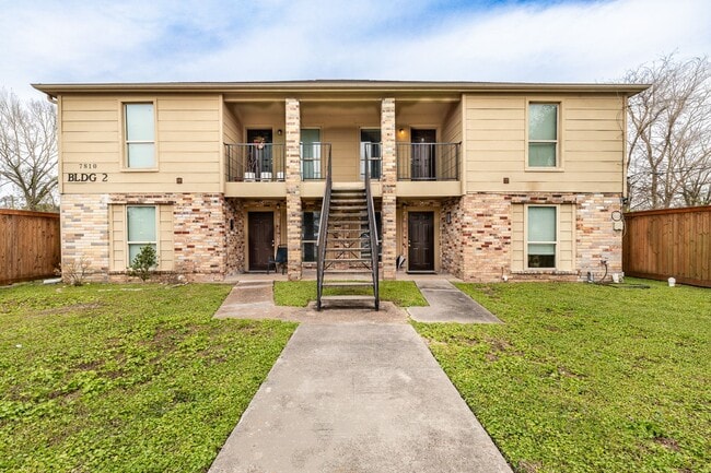 Building Photo - 7810 Peachtree St Unit 6 Rental