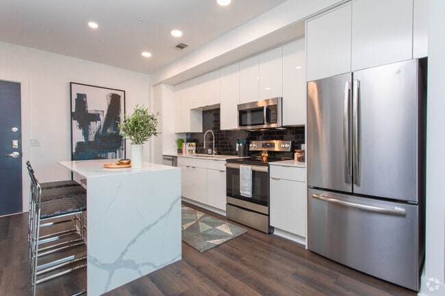 1BR, 1BA - 770SF