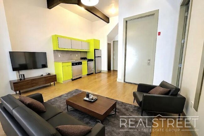 Building Photo - Central Avenue