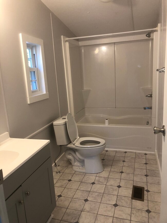 Master bath - 7164 Cornwallis Rd