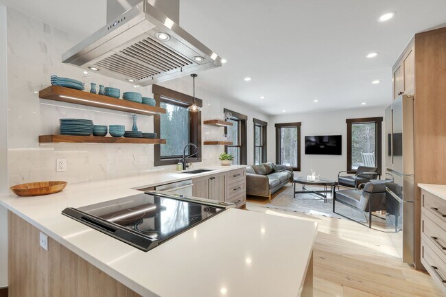 Photo - Luxury 3 bedoom/3 bathroom Home w/ Hot Tub