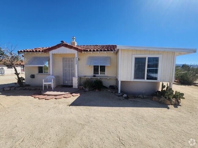 Building Photo - Coming Soon! Furnished One Bedroom with Bo... Rental