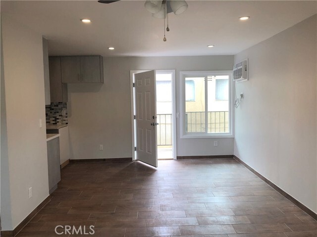 Building Photo - 1108 W 110th St Unit 8