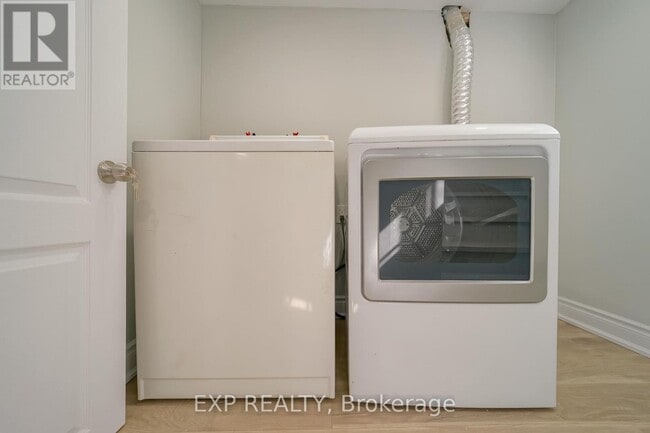 Photo - 1509 Main St E