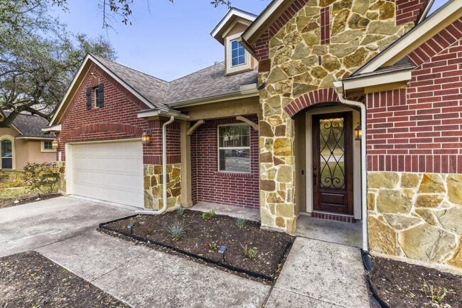 Photo - 5013 Pyrenees Pass