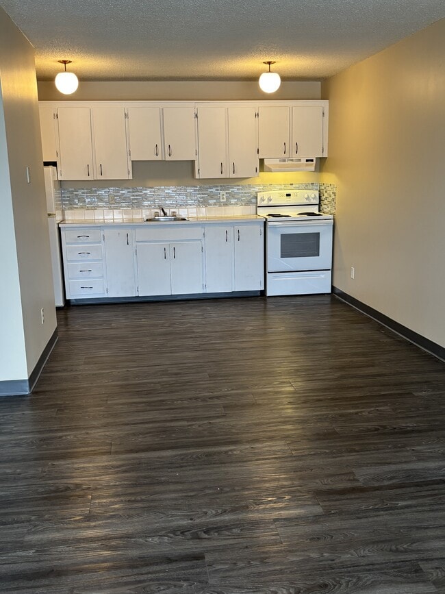 Building Photo - 9625-9156 156 St NW Unit 305