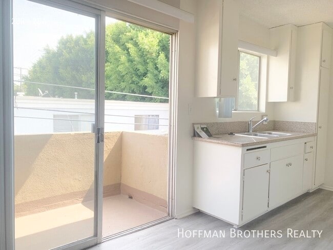 Photo - 1642 Barry Ave Unidad 12