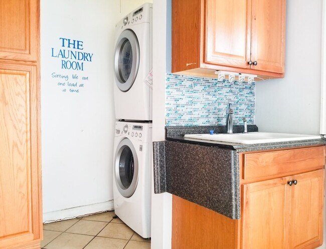 Photo - Condo wFREE HEAT in Belmont Cragin! In-uni...