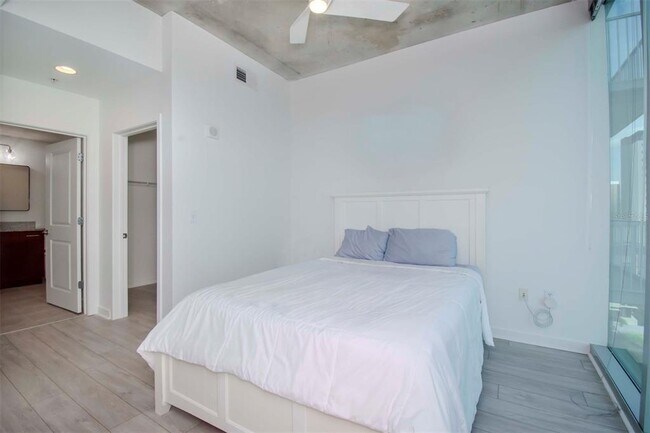 Photo - 777 N Ashley Dr Unidad 1204