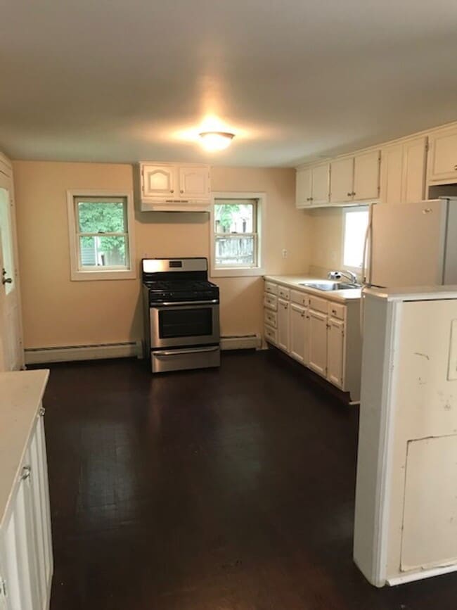 Building Photo - 309 W Broad St Unit 309 W Broad St  REAR - Apt 2