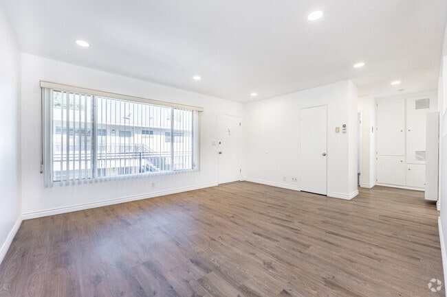 2BR, 1BA - 1,026SF - Living Room