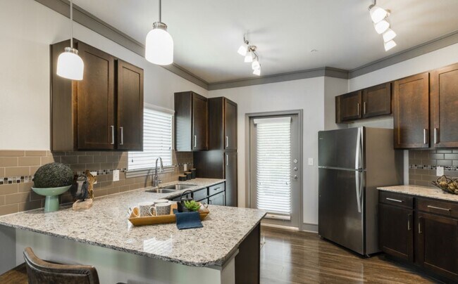 Photo - 2101 Kingsley Dr