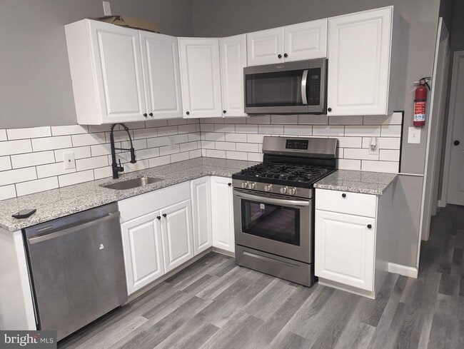 Building Photo - 883 N Preston St