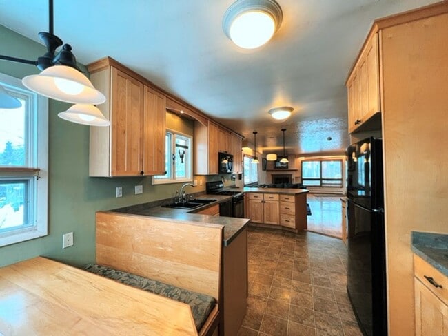 Building Photo - Spacious Midtown Two Bedroom with Utilitie... Rental