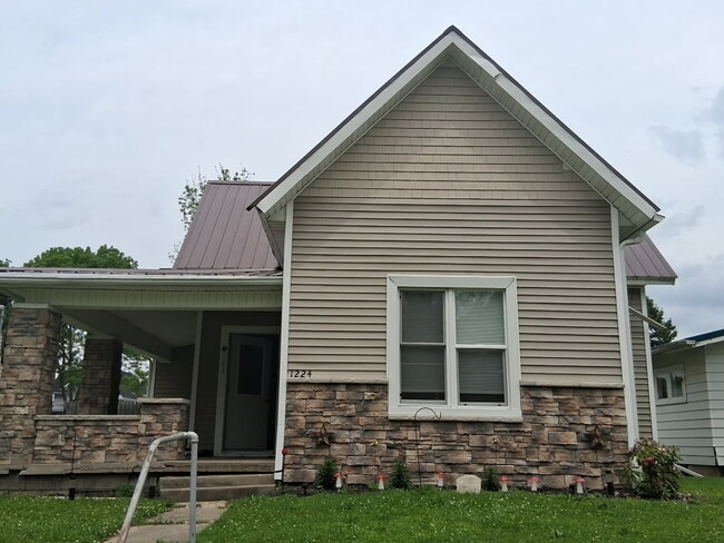 Building Photo - 1224 E State St