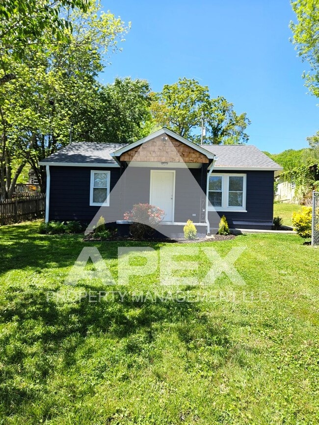 Building Photo - Renovated Craftsman Style 3 Bd 1.5- Ba Single Family Home in North Knox!