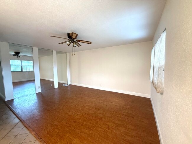 Photo - 569 Monaco Way Unidad L